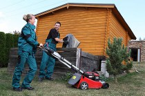 Pracownicy w zielono-czarnym ubraniu roboczym CXS Luxy